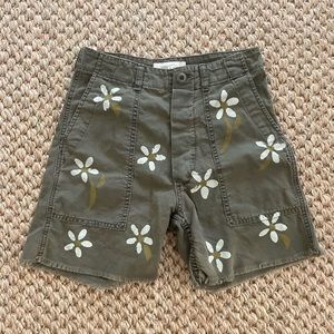 The GREAT Block Print Daisy Fatigue Shorts size 24 (fits like 26)